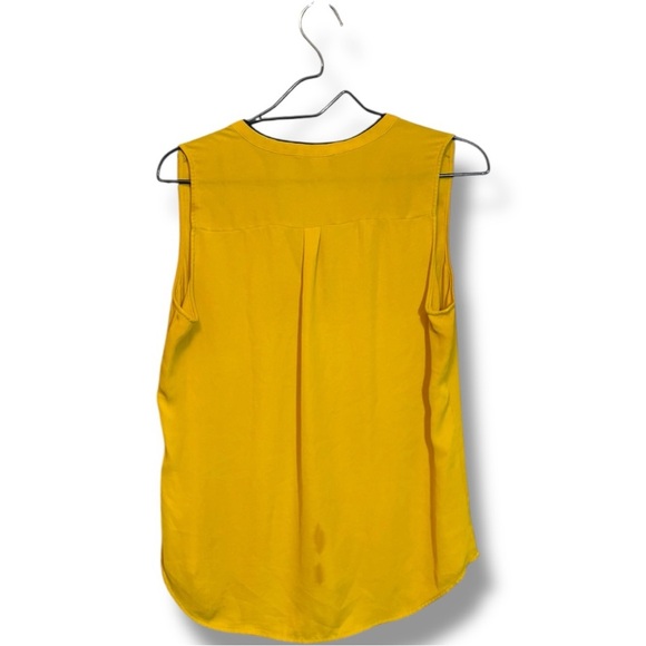 H&M Mustard Yellow w/Black Piping Sleeveless Lightweight Pleated V-Neck Blouse - Picture 15 of 16